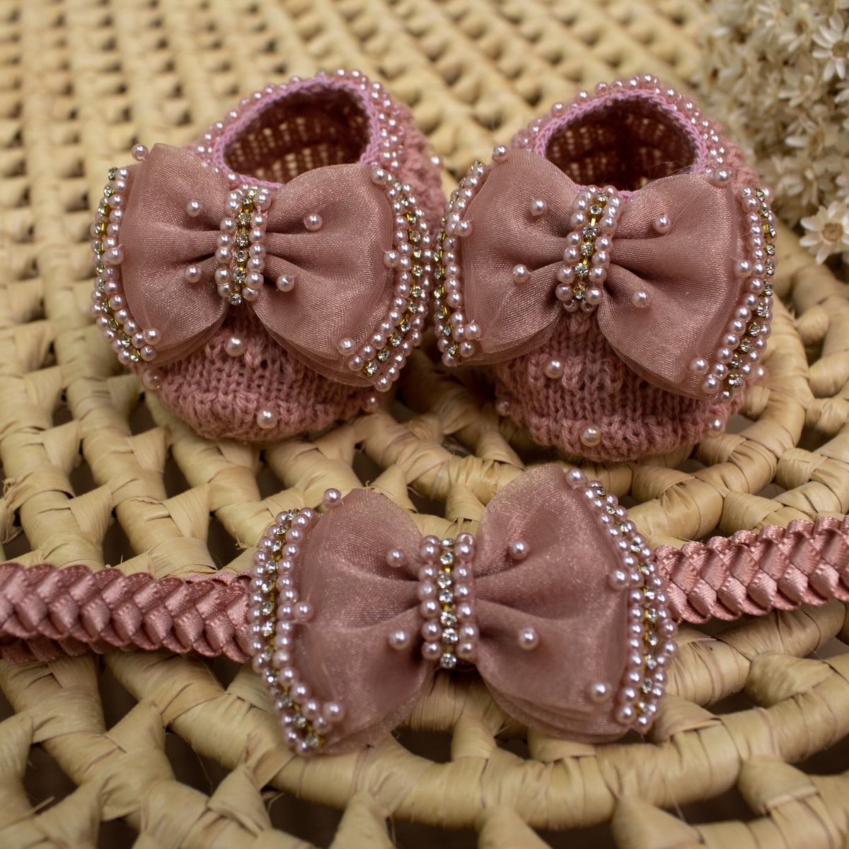 Conjunto de sapatinho de tricot rosê e faixinha trança para bebê - Flor de  Algodão Enxovais